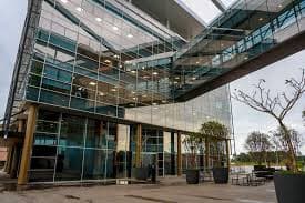 Detalhe arquitetônico do edifício principal do Sapiens Parque