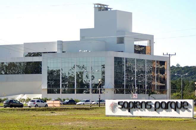 Fachada do Sapiens Parque com placa de identificação